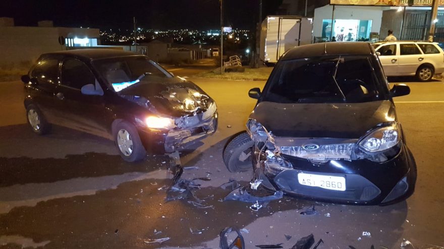Celta e Fiesta se envolvem em acidente no Florais do Paraná