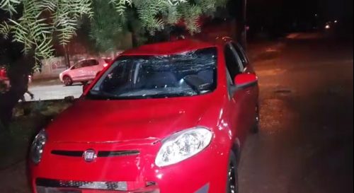 Ciclista fica ferido ao ser arremessado contra para-brisa de carro em Cascavel