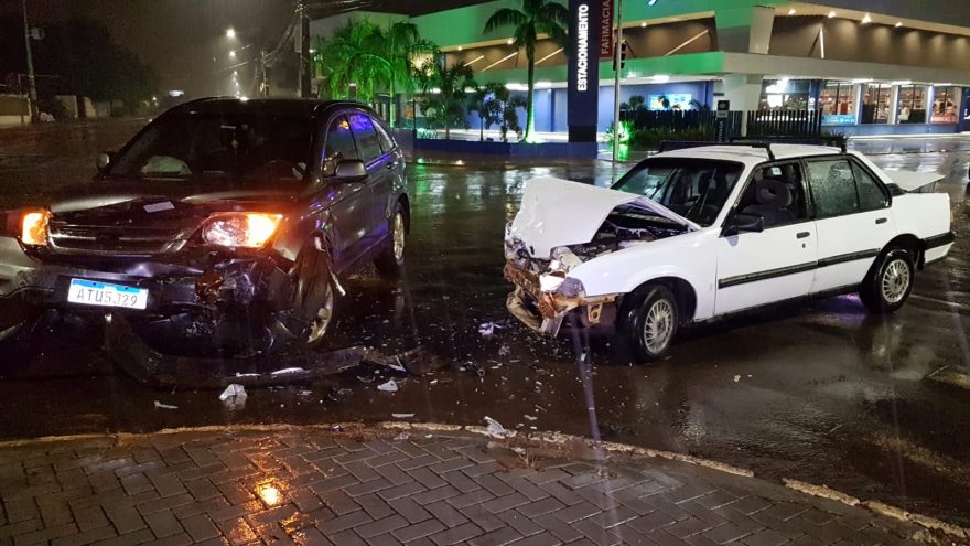 Veículos se envolvem em colisão no Bairro Parque São Paulo, em Cascavel