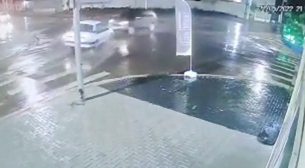 Câmera de segurança flagra acidente de trânsito no Parque São Paulo Câmera de segurança flagra acidente de trânsito no Parque São Paulo