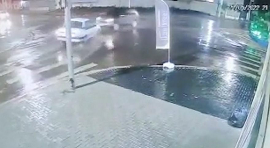 Câmera de segurança flagra acidente de trânsito no Parque São Paulo