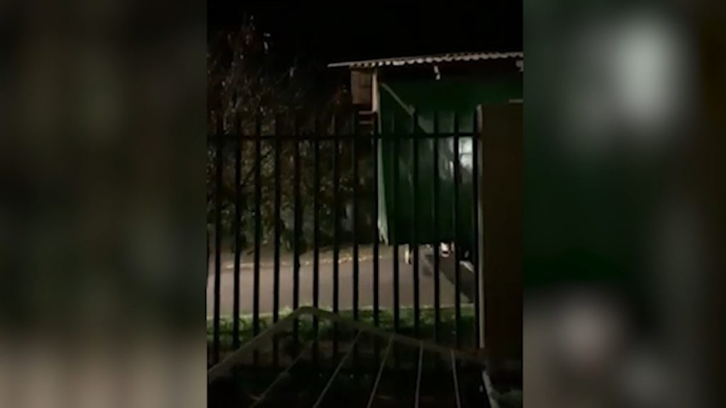 Casa sendo carregada por caminhão em Cascavel chama a atenção de moradores