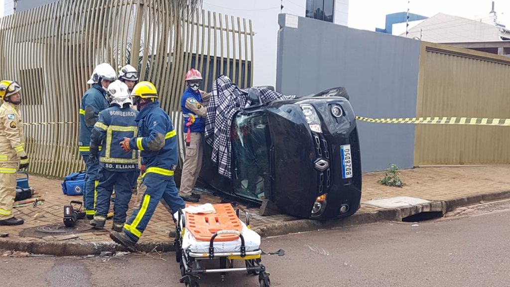 Após forte colisão entre Astra e Kwid, veículo invade calçada e fica tombado no Bairro Esmeralda