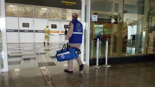 Imagem referente a Idoso fica ferido ao bater a cabeça descendo de aeronave no aeroporto de Cascavel