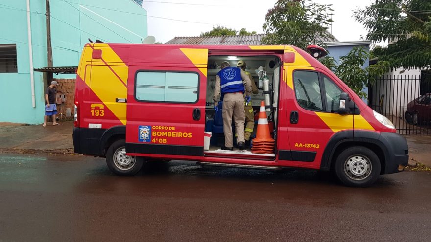 Homem sofre queda em casa após escorregar em piso molhado