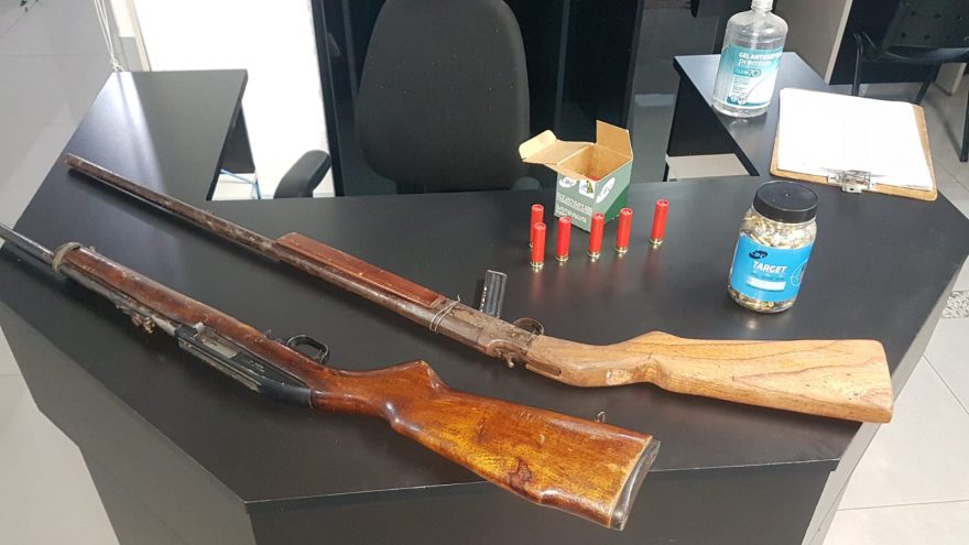 Após denúncia de caça, Polícia Ambiental detém homem e apreende duas espingardas