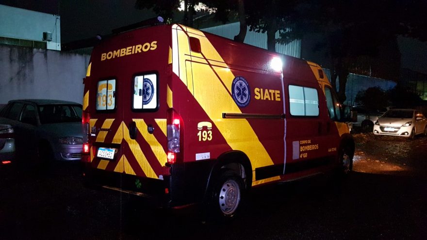 Após bater a cabeça em campo de futebol, homem é socorrido pelo Siate