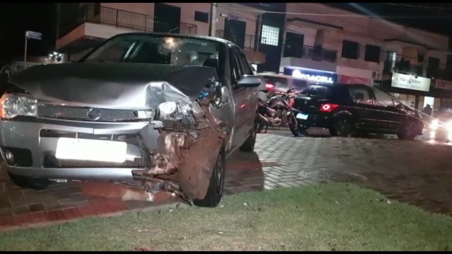 Palio e Peugeot se envolvem em forte colisão no Jardim Clarito
