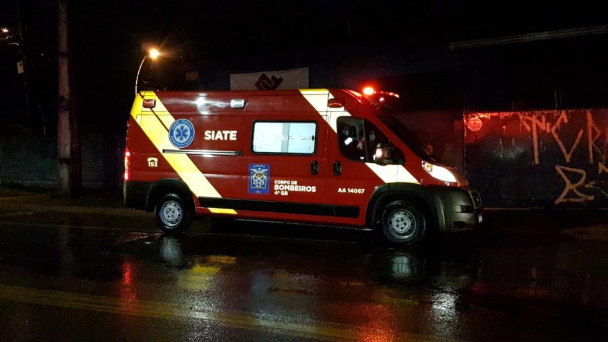 Motociclista fica ferido em acidente na Avenida Rocha Pombo