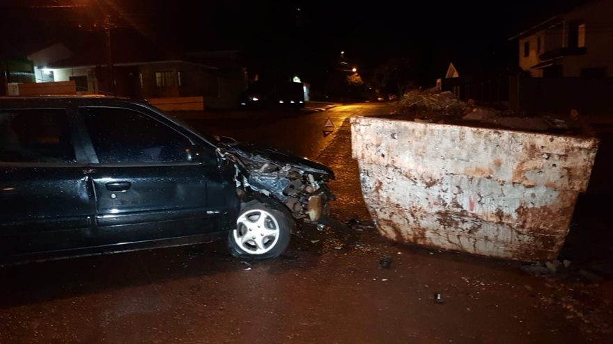 Carro bate contra caçamba de entulho no Bairro Alto Alegre
