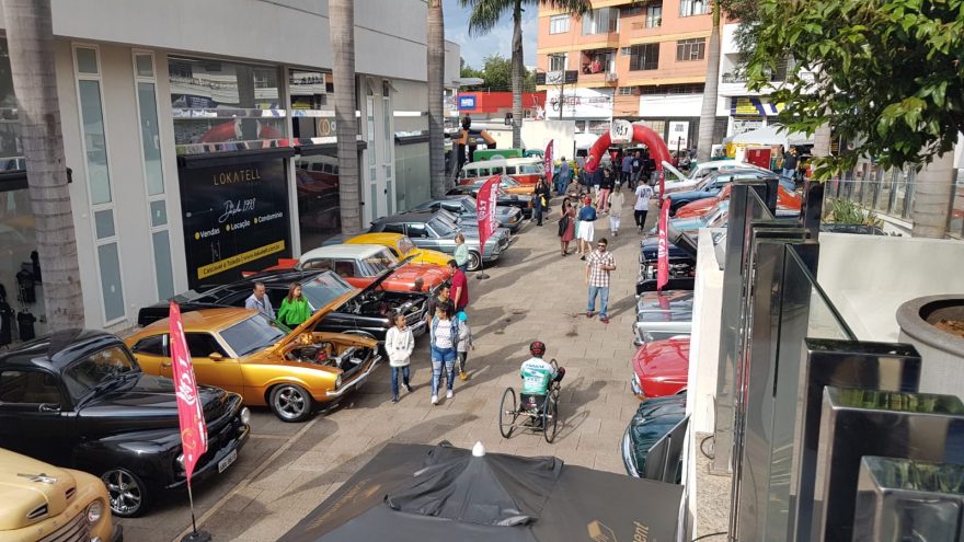 Aberto ao público, ‘Carburator Day’ conta com exposição de carros clássicos, show e muito entretenimento