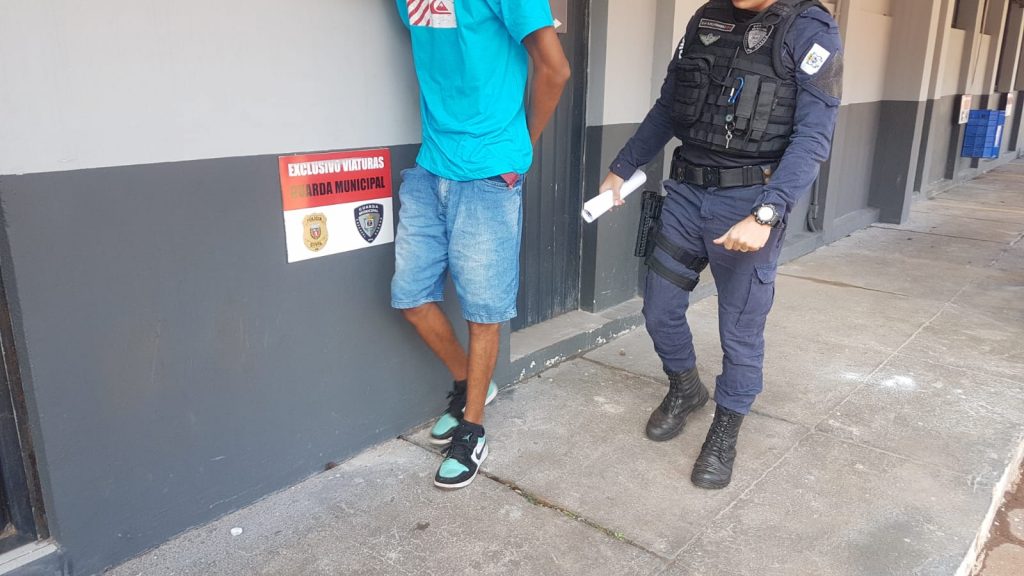 Com mandado de prisão em aberto por roubo agravado, homem é detido pela GM no Bairro Interlagos