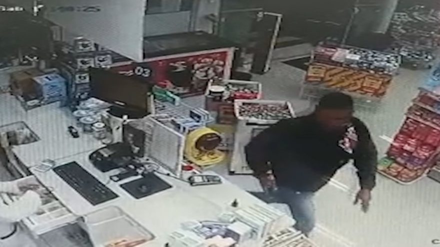 Câmera flagra dupla que assaltou farmácia na região do Bairro Parque São Paulo