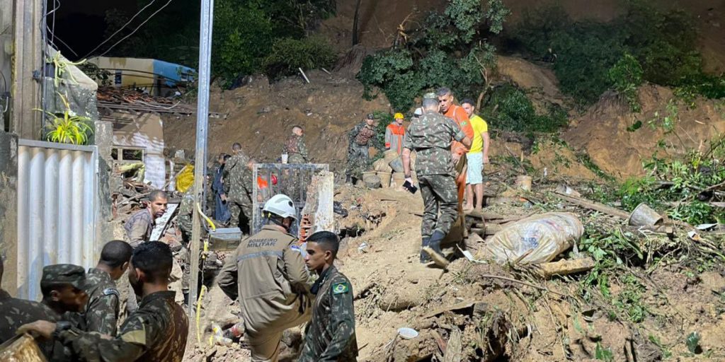 Bombeiros encerram buscas após deslizamentos de barreiras em Recife; 128 pessoas morreram Bombeiros encerram buscas após deslizamentos de barreiras em Recife; 128 pessoas morreram