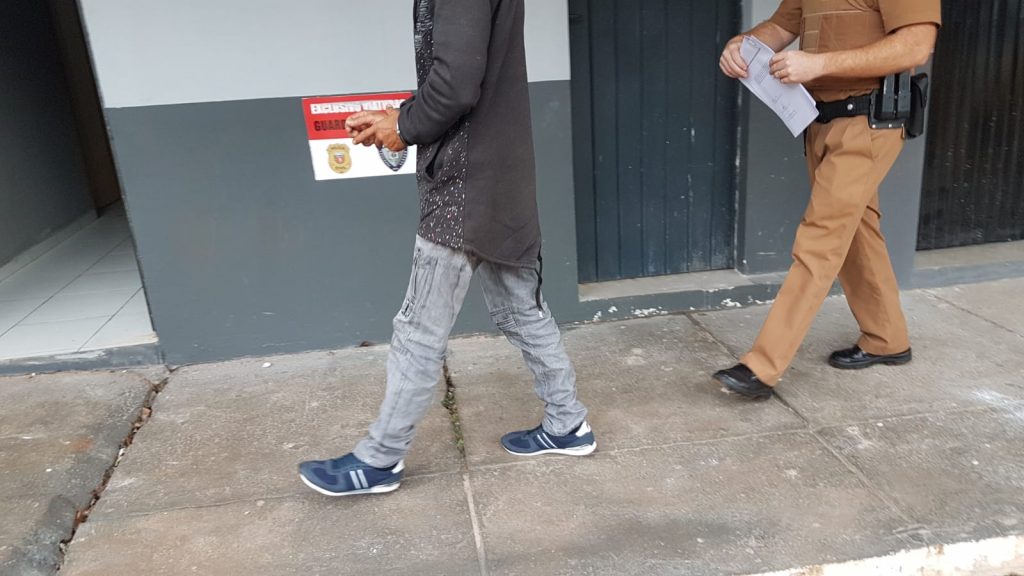 Homens são detidos pela PM em buscas a ladrões de loja de roupas e tênis