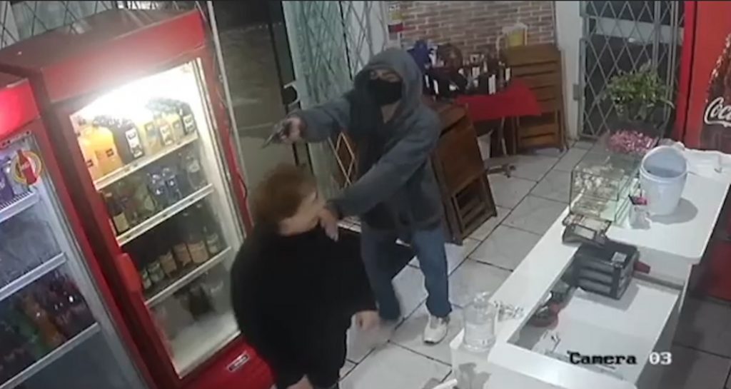 Homens armados assaltam restaurante na Neva