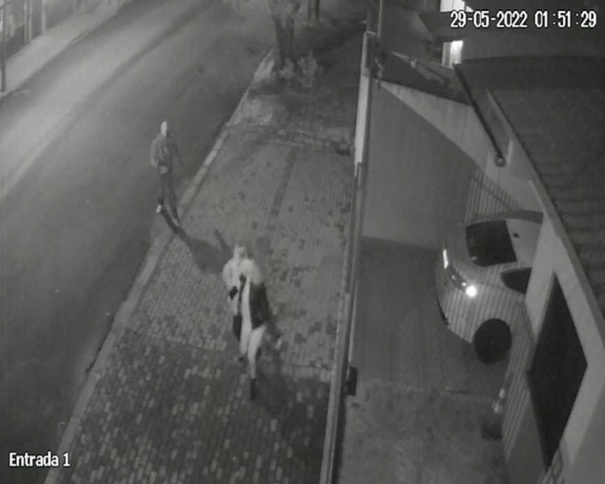 Imagem flagra roubo a pedestres no Centro de Cascavel