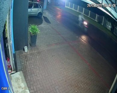 Imagem referente a Câmera flagra motociclista fugindo após atropelar criança no Bairro XIV de Novembro, em Cascavel