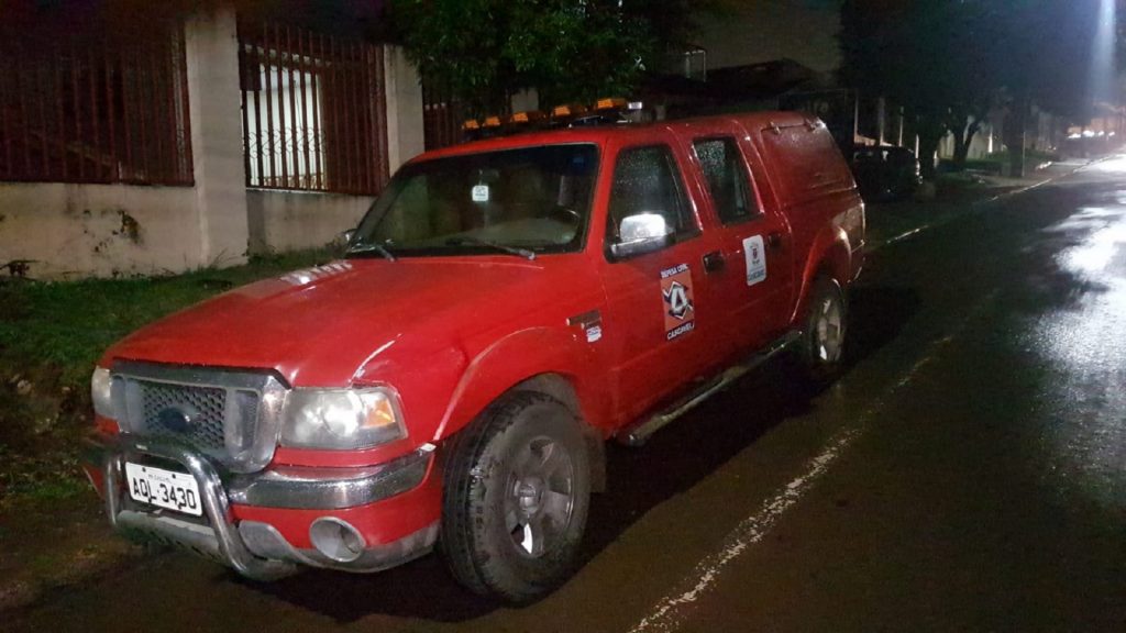 Defesa Civil realiza atendimentos em Cascavel após chuva; houve desmoronamento de terra perto de residência no São Cristóvão Defesa Civil realiza atendimentos em Cascavel após chuva; houve desmoronamento de terra perto de residência no São Cristóvão