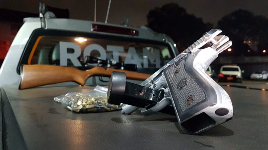 Polícia Militar prende homem com espingarda e pistola 380