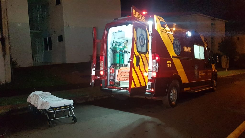 Homem cai no banheiro ao se arrumar para o trabalho e fica ferido
