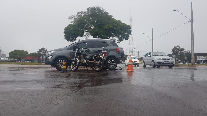 Motociclista sofre suspeita de fratura após colisão no Centro