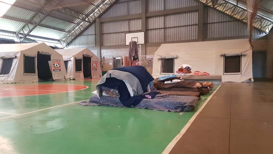 Tendas são montadas no Ginásio do Cras para proteger colchões que são utilizados para abrigar pessoas no frio