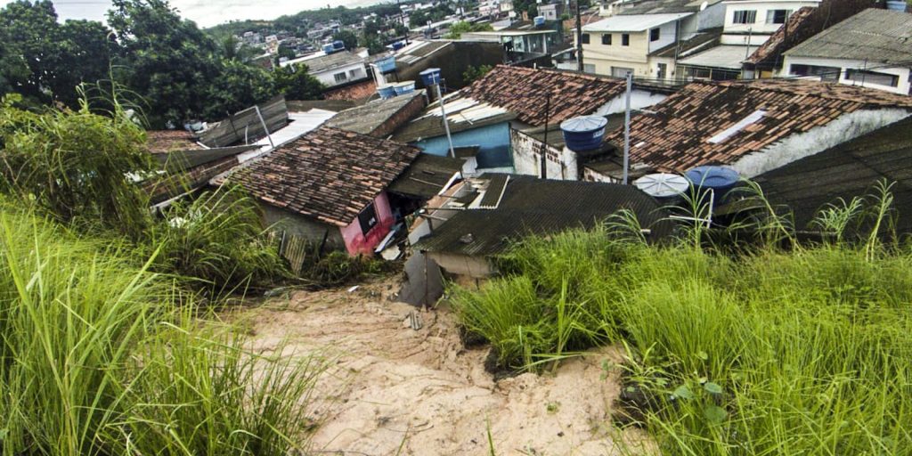 Velório de 11 pessoas da mesma família após chuvas em Pernambuco é dividido em grupos Velório de 11 pessoas da mesma família após chuvas em Pernambuco é dividido em grupos
