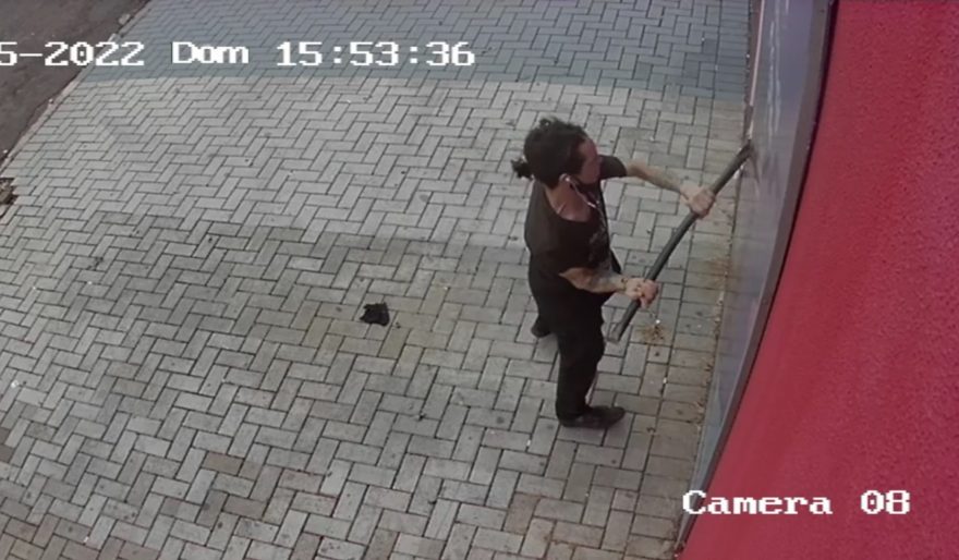 Vídeo mostra vândalo agindo no Bairro São Cristóvão