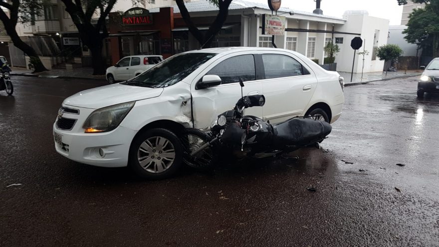 Carro e moto se envolvem em colisão na Rua Mato Grosso com Pedro Ivo