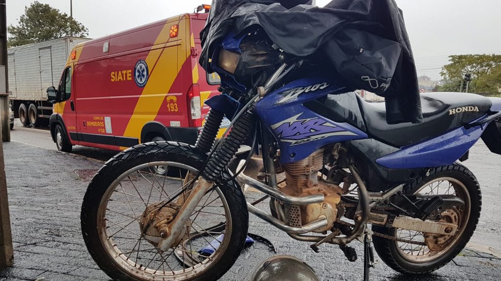 Carro e moto colidem na esquina da Av. Tancredo Neves com a Rua São Paulo