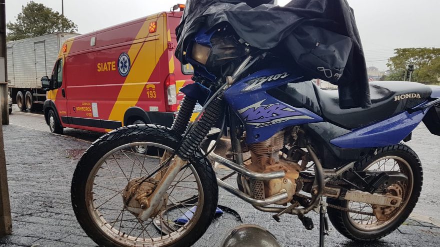 Carro e moto colidem na esquina da Av. Tancredo Neves com a Rua São Paulo