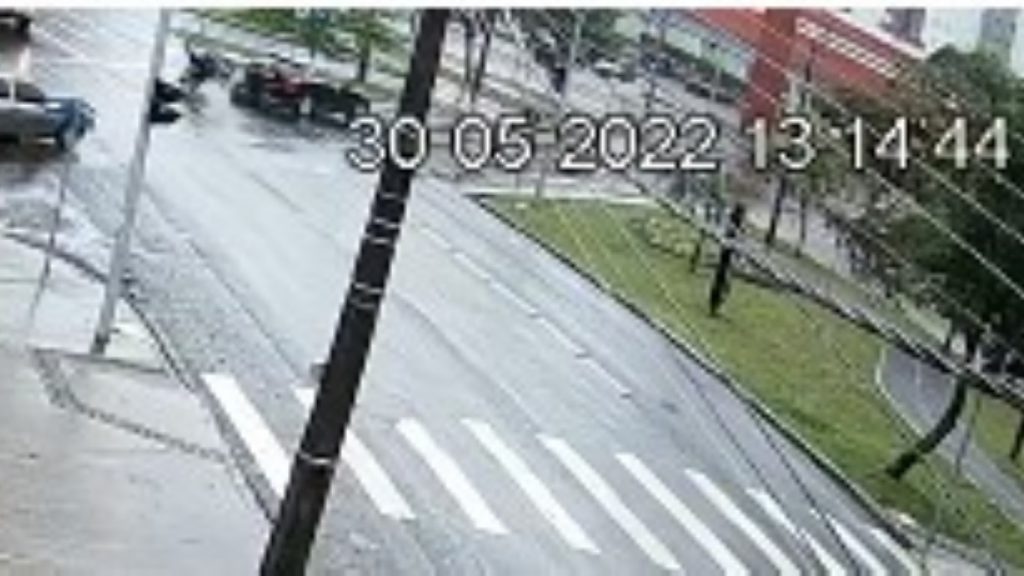 Veja imagens: Colisão de trânsito deixa motociclista ferido em Cascavel