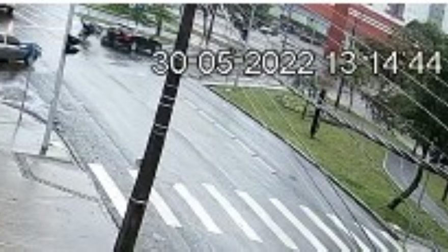 Veja imagens: Colisão de trânsito deixa motociclista ferido em Cascavel