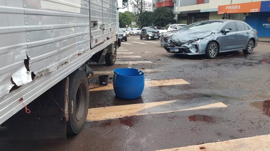Corolla fica destruído ao colidir com caminhão no Centro