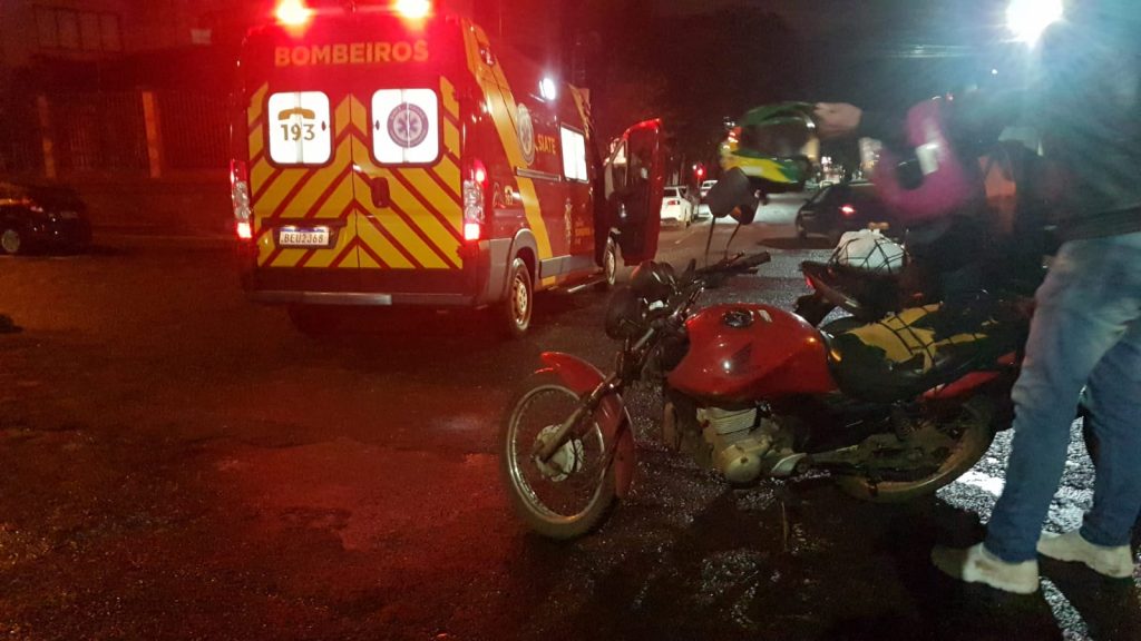 Colisão entre Logan e moto deixa jovem ferida no Centro de Cascavel