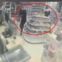 Imagem referente a Assaltante que morreu baleado em farmácia é identificado como Eder Junior Andrade Pereira, 18 anos