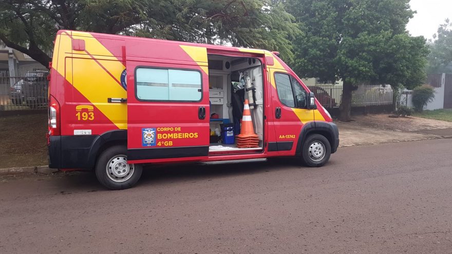 Bombeiros socorrem homem na Rua Apalais, na Região Oeste