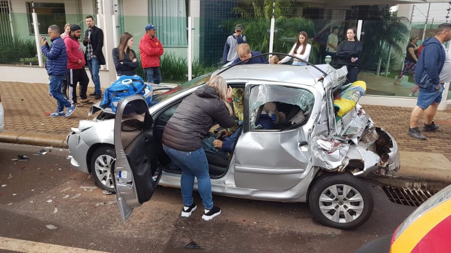 Fortíssima colisão entre quatro veículos é registrada no Centro