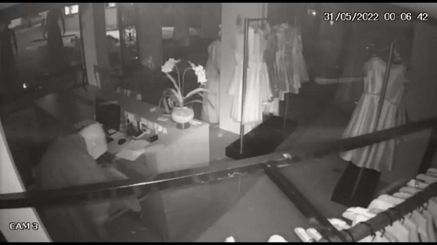 Vídeo mostra ação de ladrão durante arrombamento e furto em ateliê no Centro