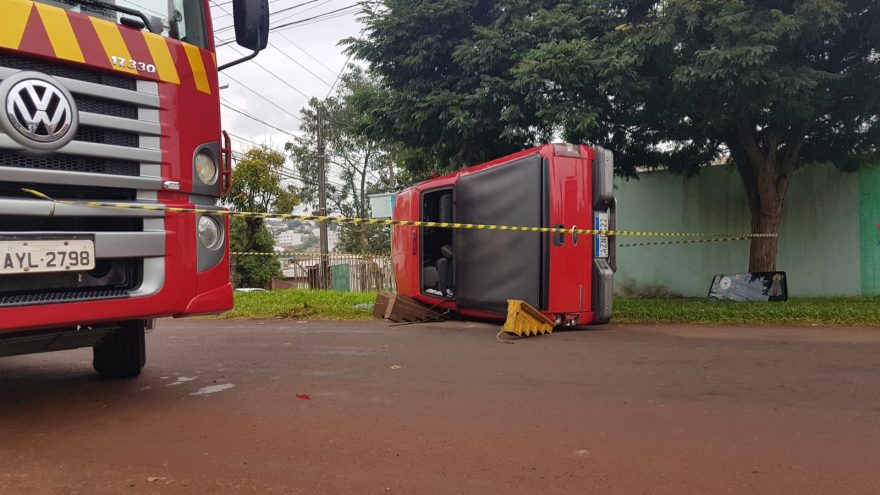 Caminhonete capota após colisão com caminhão no Bairro Aclimação