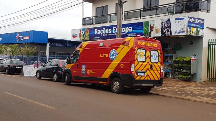 Homem fica ferido após colisão entre carro e moto no Bairro Periolo