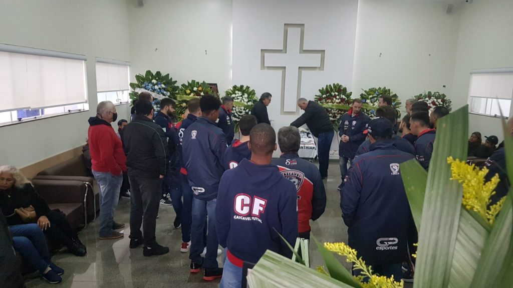 Integrantes do Cascavel Futsal realizam homenagens de despedida ao Mangaba