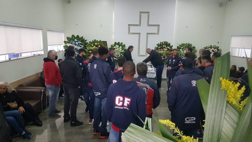 Integrantes do Cascavel Futsal realizam homenagens de despedida ao Mangaba