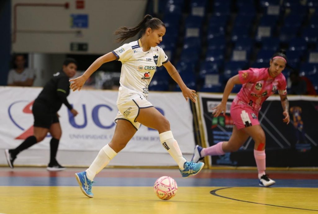 Stein Cascavel Futsal Feminino goleia em sua estreia na Taça Brasil