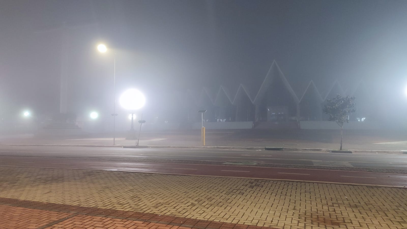 Após tempestades, Cascavel é tomada pela neblina durante madrugada