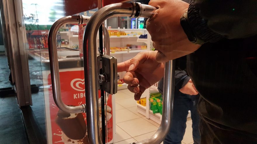 Ladrões arrombam posto de combustíveis na Avenida Brasil