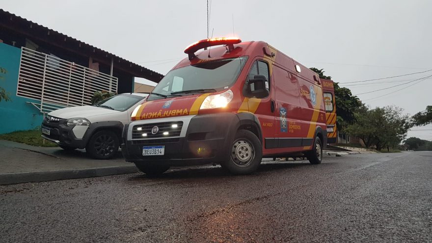 Mulher é socorrida pelo Corpo de Bombeiros no Bairro Brasília