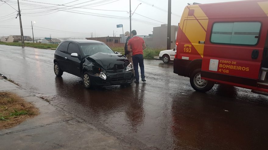 Celta e Siena se envolvem em colisão no Morumbi e mulher precisa ser socorrida