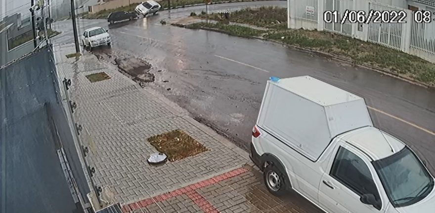 Em grave acidente no Morumbi, Siena quase capota ao bater com Celta; veja o vídeo